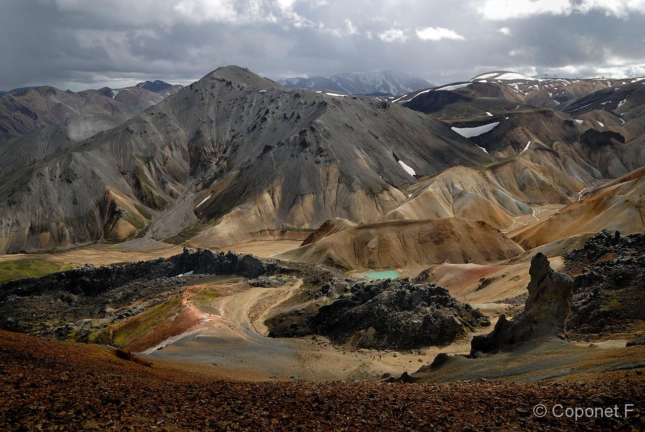 030 Islande 2009.jpg - Landmannalaugar , vue sur le Mt Blanakur et sa toison grise